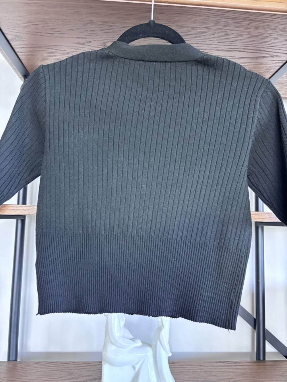 Express Black Ribbed V-Neck cropped Button Cardigan - Picture 2 of 8